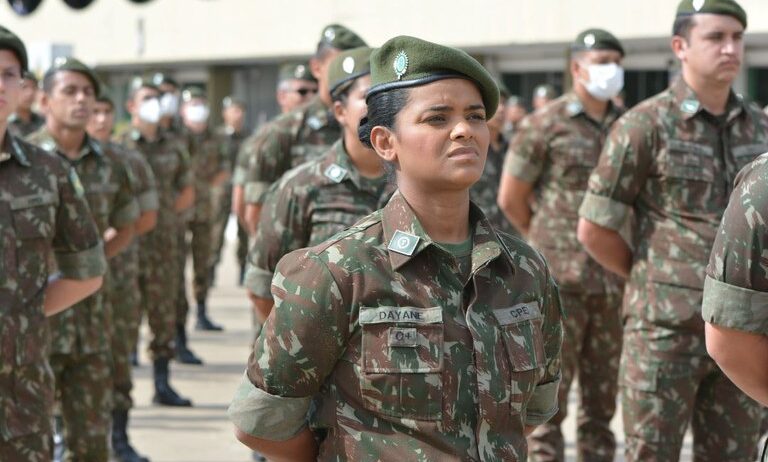 Imagem mulher em destaque com roupa do exercito