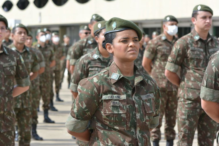Imagem mulher em destaque com roupa do exercito