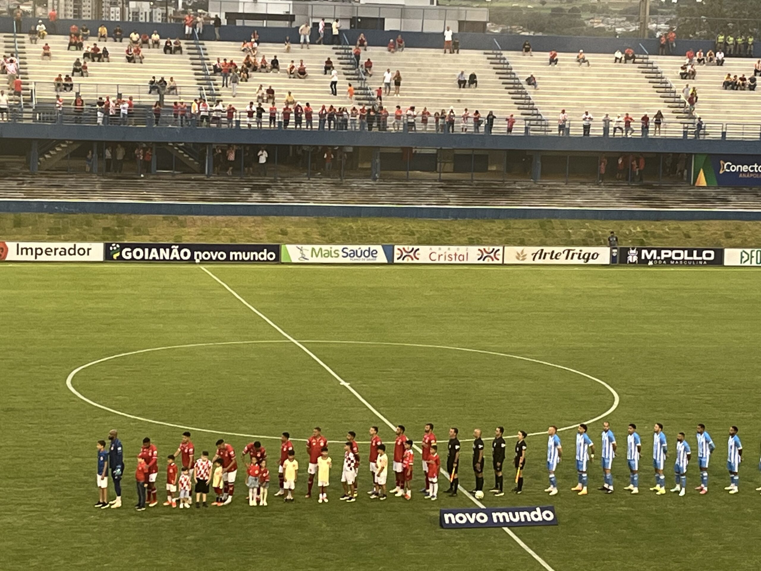 Imagem jogadores perfilados em campo