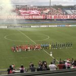 Imagem jogadores perfilados no gramado do Estádio