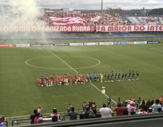 Imagem jogadores perfilados no gramado do Estádio