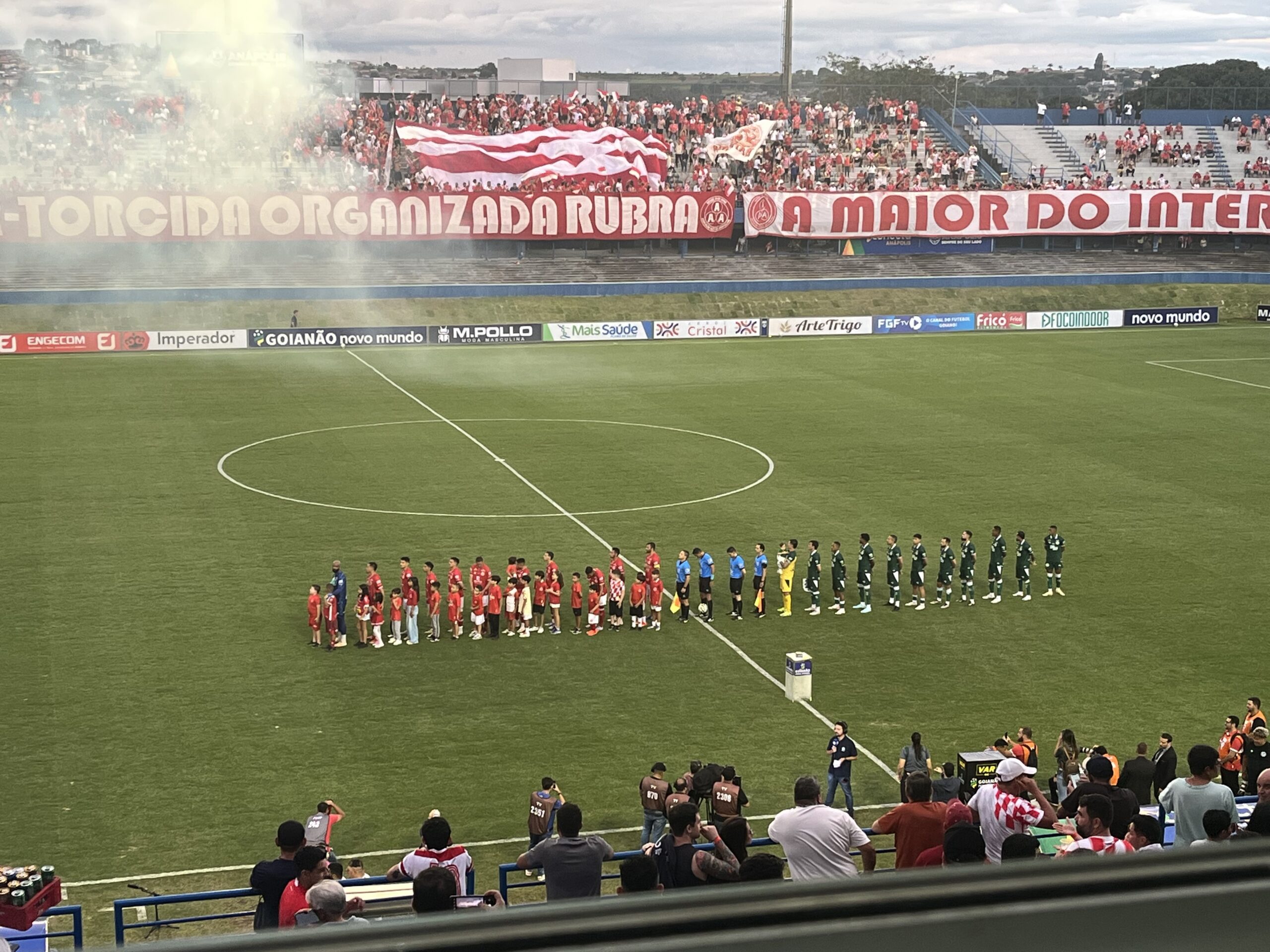 Imagem jogadores perfilados no gramado do Estádio