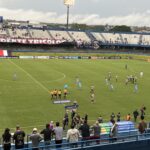 Imagem jogadores e arbitragem no meio do campo