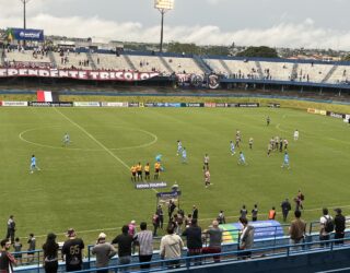 Imagem jogadores e arbitragem no meio do campo