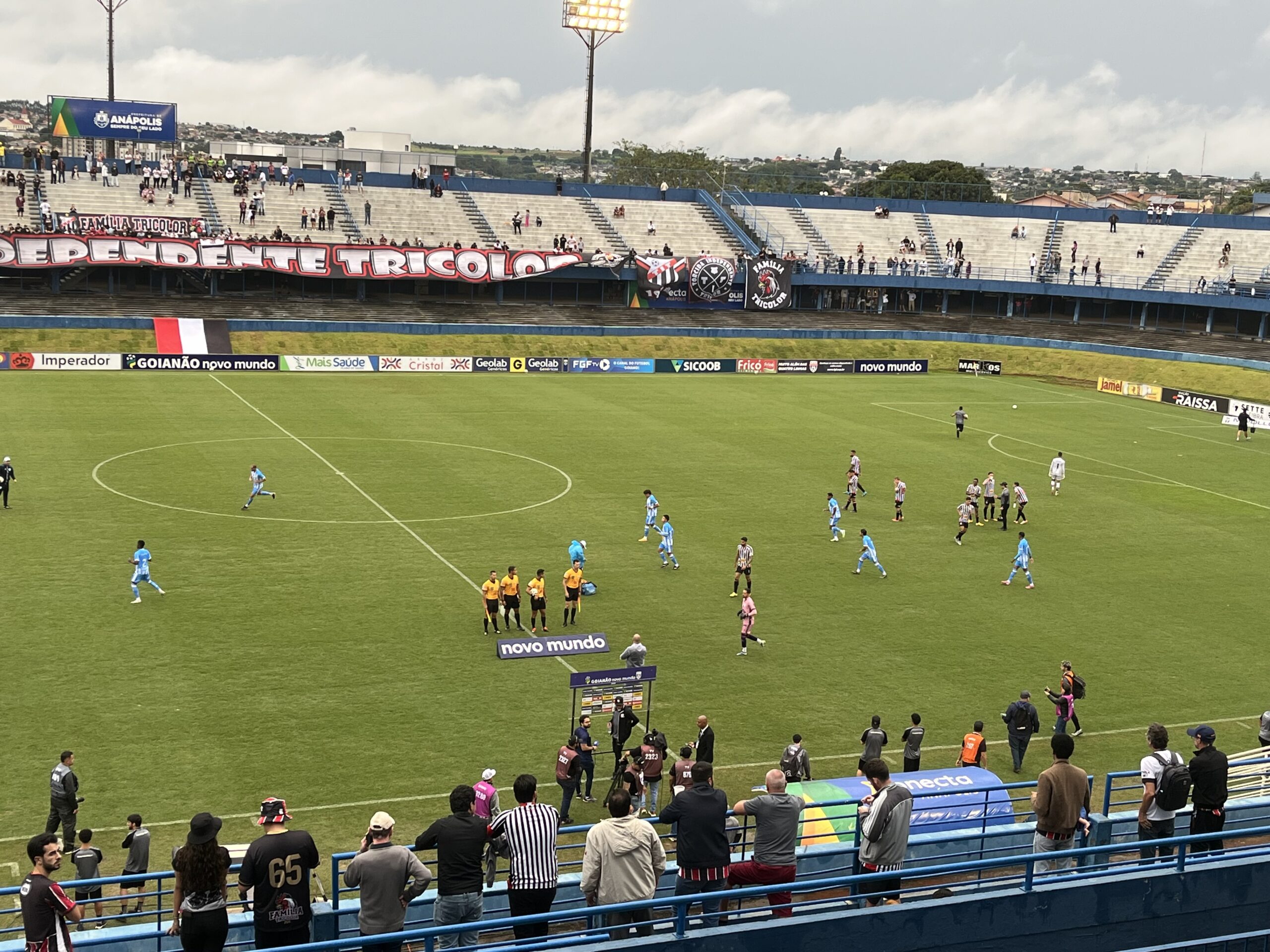 Imagem jogadores e arbitragem no meio do campo