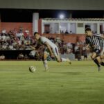 Imagem jogadores correndo atrás da bola