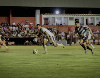 Imagem jogadores correndo atrás da bola