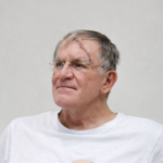 Imagem homem camisa branca com cicatriz na testa