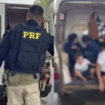 Imagem desfocada pessoas dentro de compartimento de cargas de veiculo