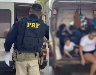 Imagem desfocada pessoas dentro de compartimento de cargas de veiculo