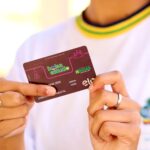 Imagem estudante segurando cartão