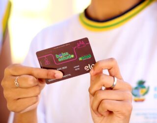 Imagem estudante segurando cartão