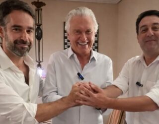 Imagem três homens de camisa branca com as mãos dadas para frente