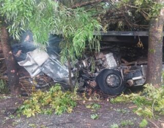 Imagem caminhão destruído após acidente