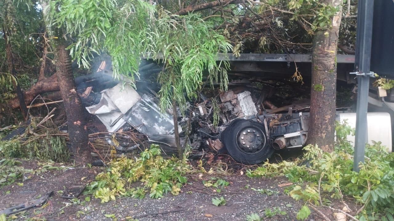 Imagem caminhão destruído após acidente