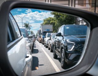 Imagem espelho retrovisor carros no trânsito