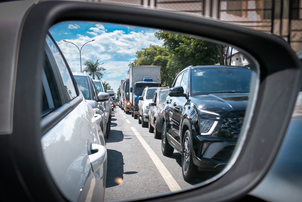 Imagem espelho retrovisor carros no trânsito