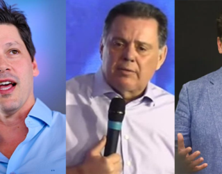 Imagem três homens em frente microfone