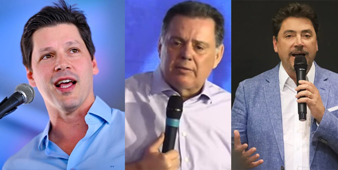 Imagem três homens em frente microfone