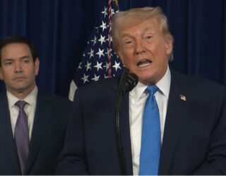 Imagem homem terno e gravata azul