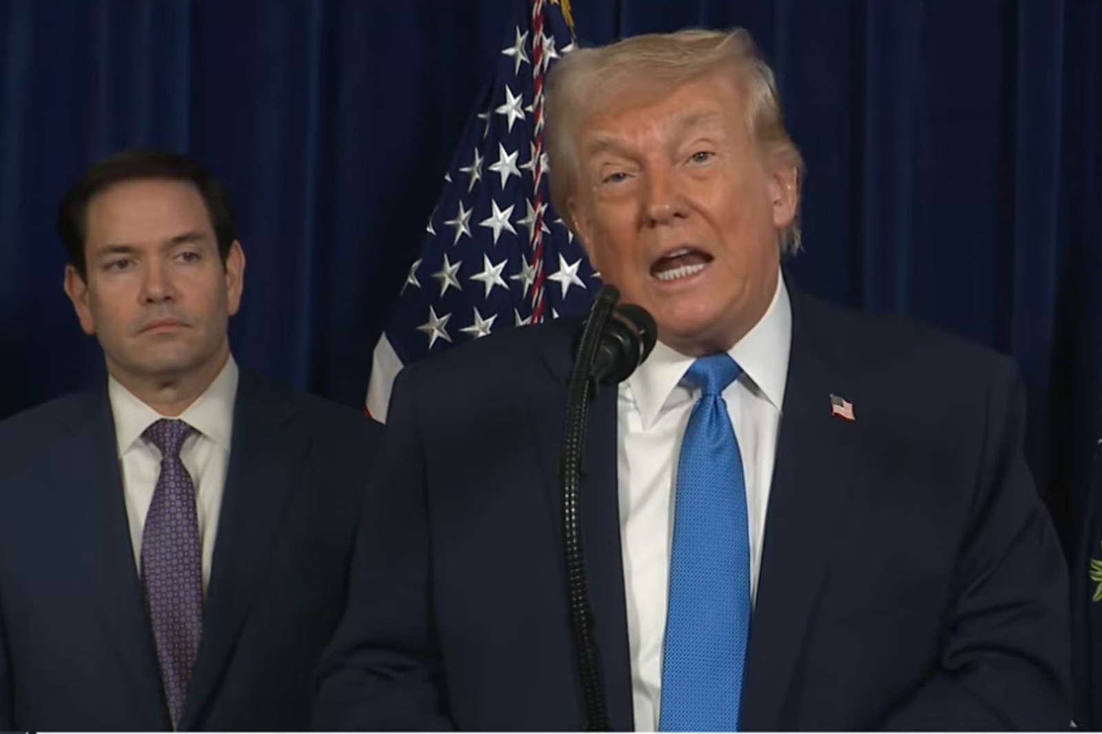 Imagem homem terno e gravata azul