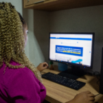 Imagem mulher em frente o computador