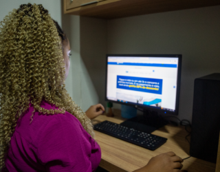 Imagem mulher em frente o computador