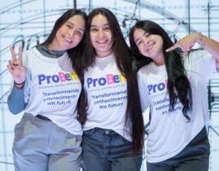 Imagem três jovens abraçadas sorrindo