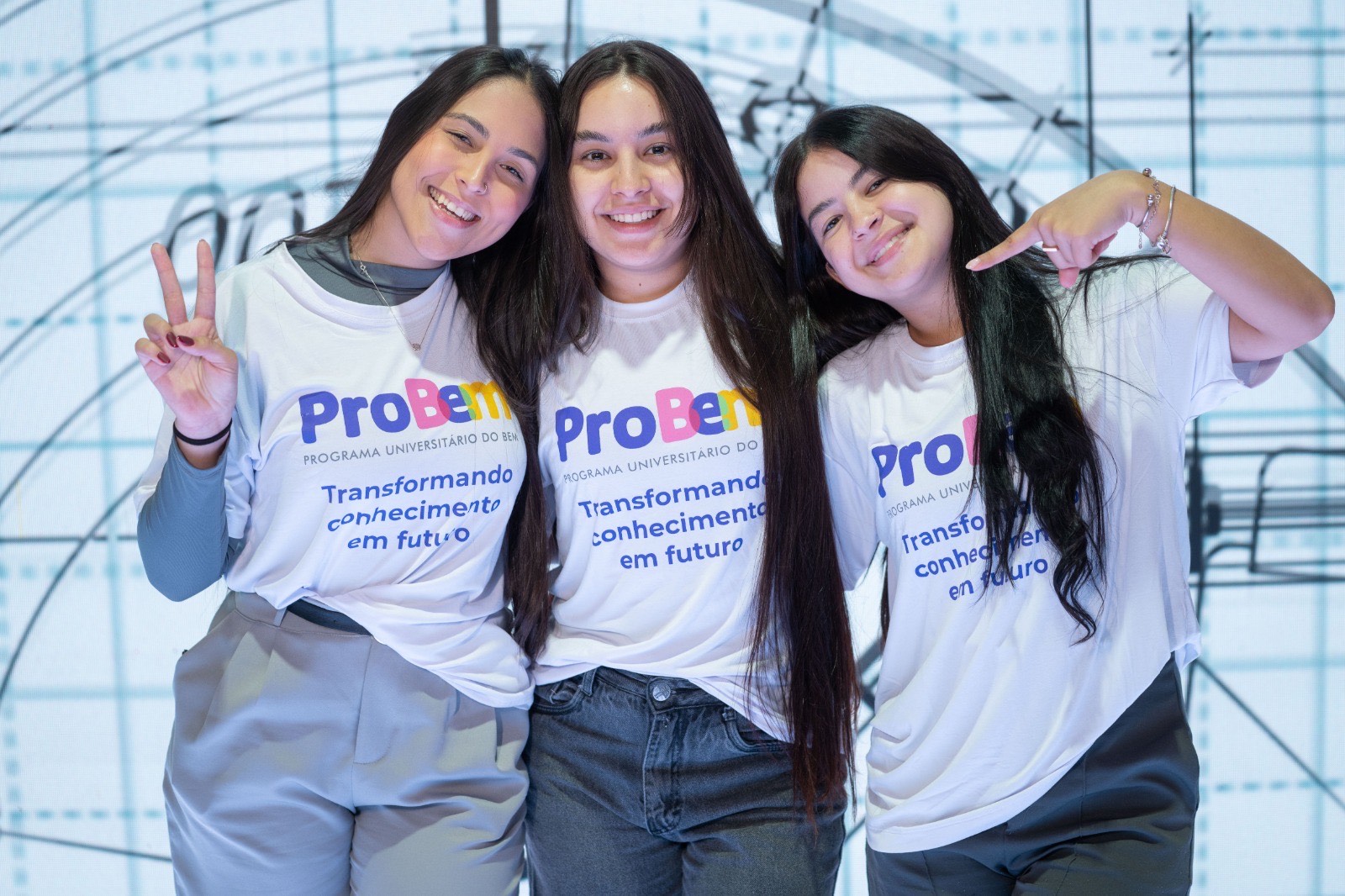 Imagem três jovens abraçadas sorrindo