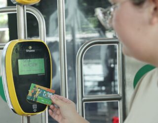 Imagem estudante passando cartão na catraca do ônibus
