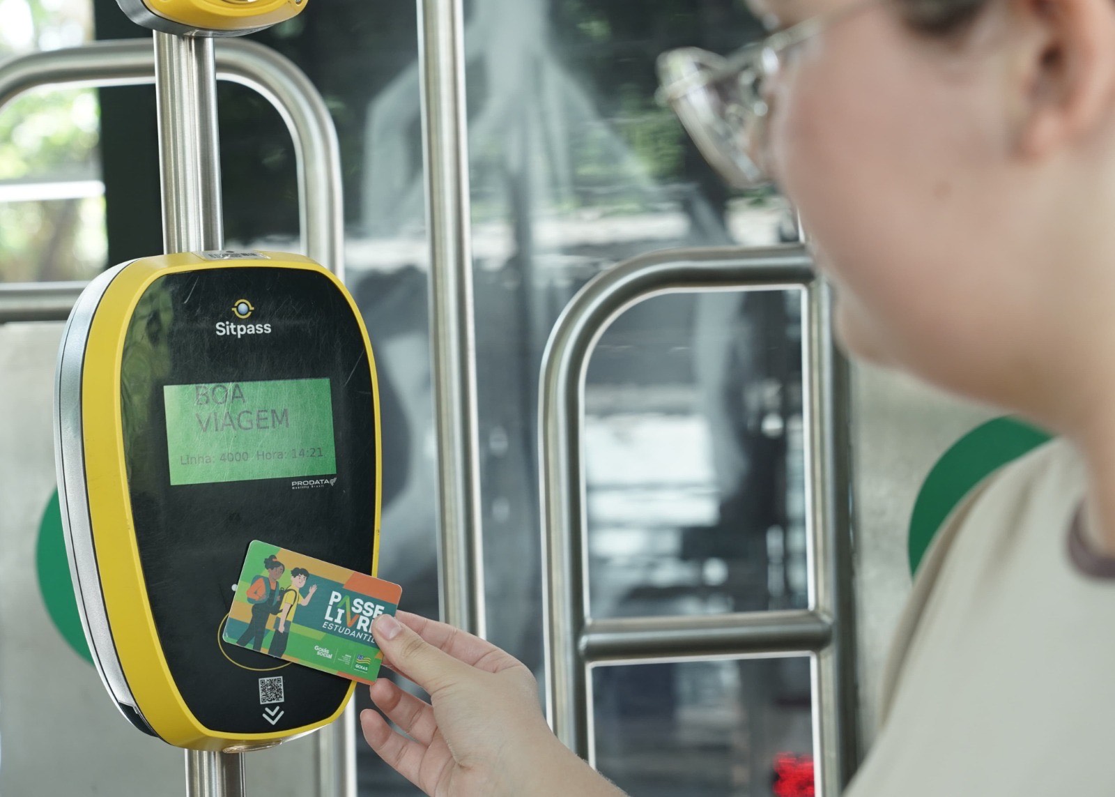 Imagem estudante passando cartão na catraca do ônibus