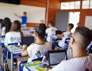Imagem alunos sentados na sala de aula