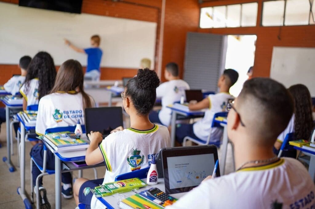 Imagem alunos sentados na sala de aula