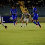 Imagem jogadores em campo gramado