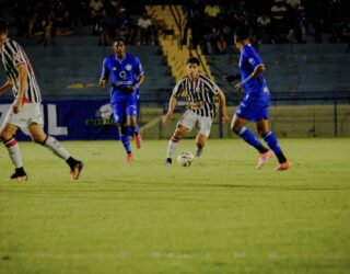 Imagem jogadores em campo gramado