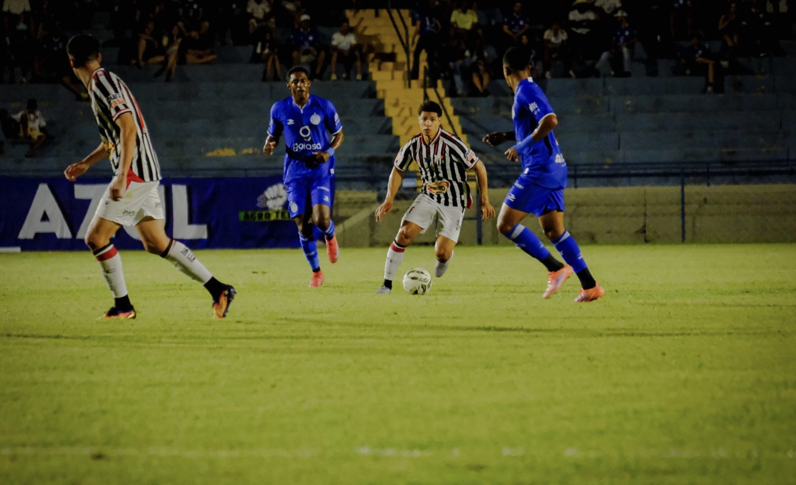 Imagem jogadores em campo gramado
