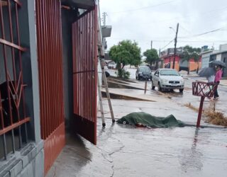 Imagem homem caído no chão com corpo coberto