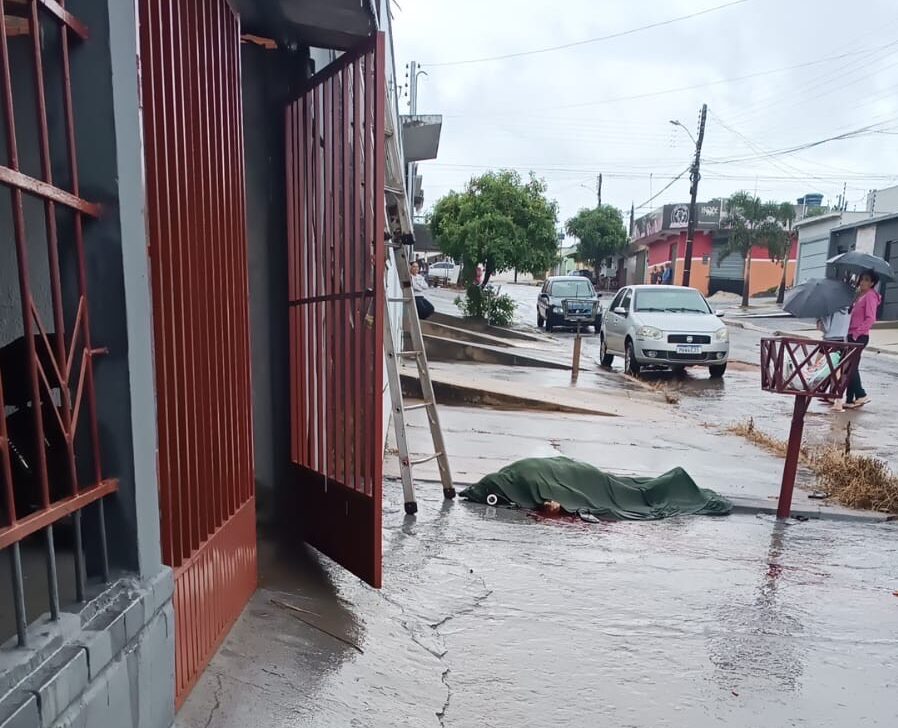 Imagem homem caído no chão com corpo coberto