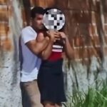 Imagem desfocada homem segurando mulher com faca na mão