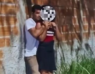 Imagem desfocada homem segurando mulher com faca na mão