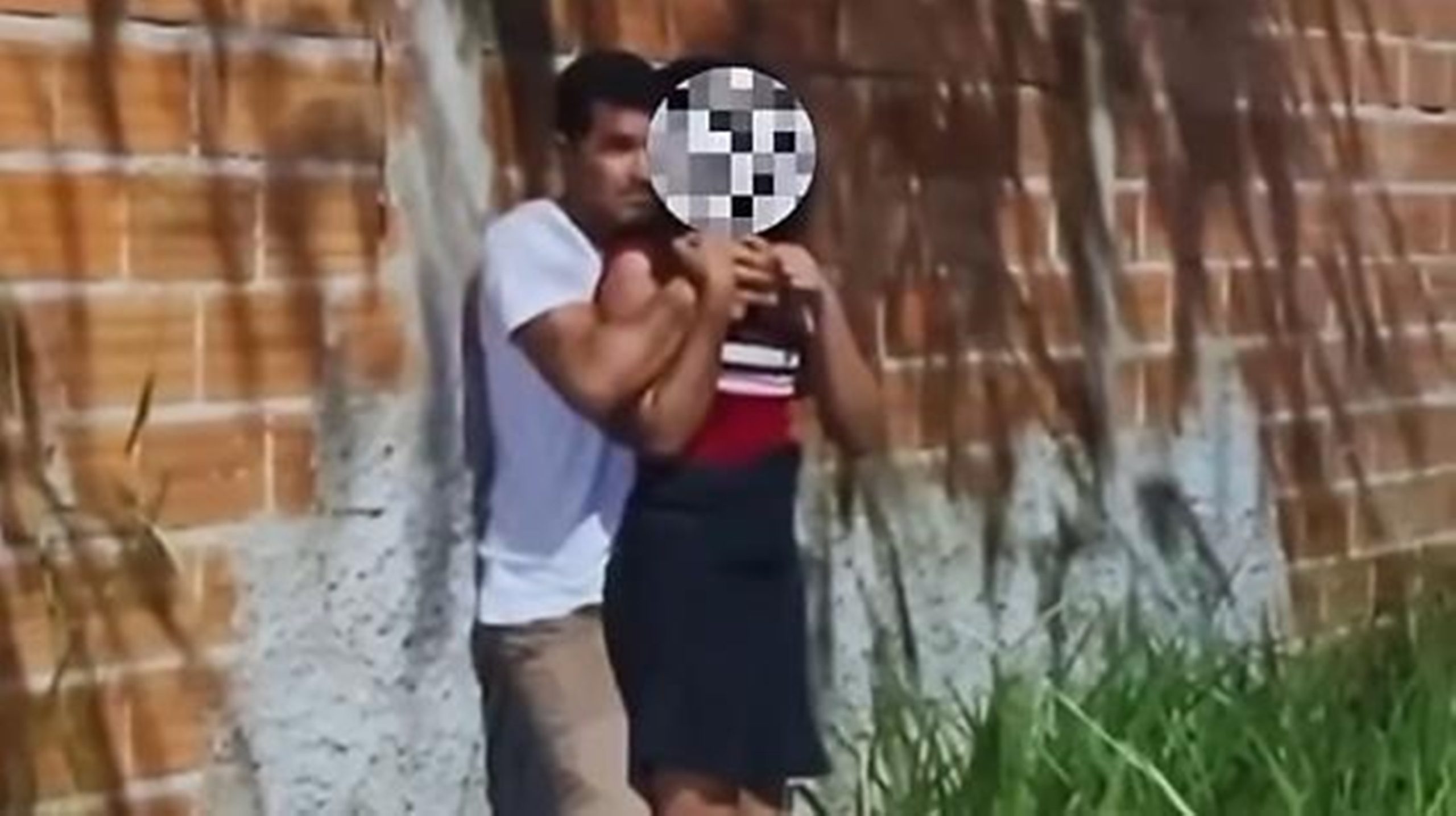Imagem desfocada homem segurando mulher com faca na mão