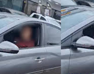 Imagem desfocada homem dentro de carro