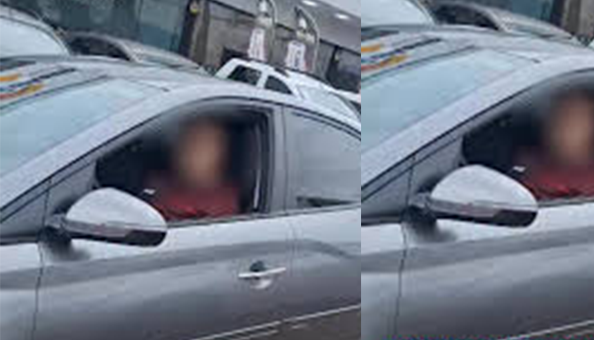 Imagem desfocada homem dentro de carro