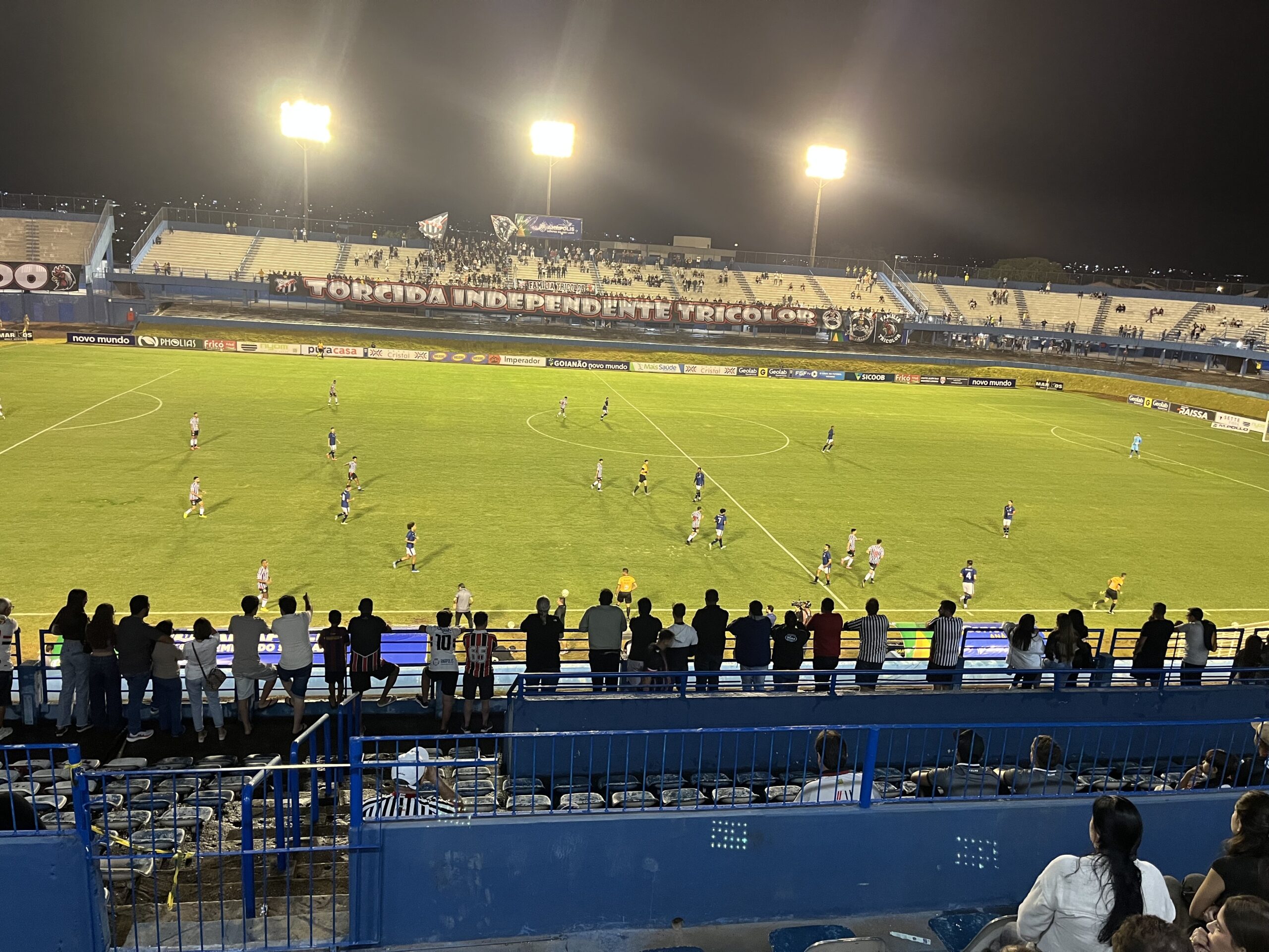 Imagem estádio times jogando em campo