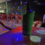 Imagem mesas e cerveja ao centro