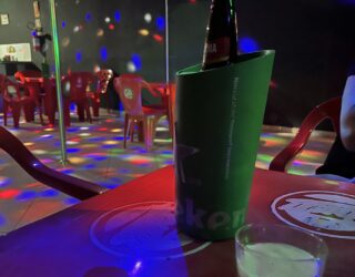 Imagem mesas e cerveja ao centro