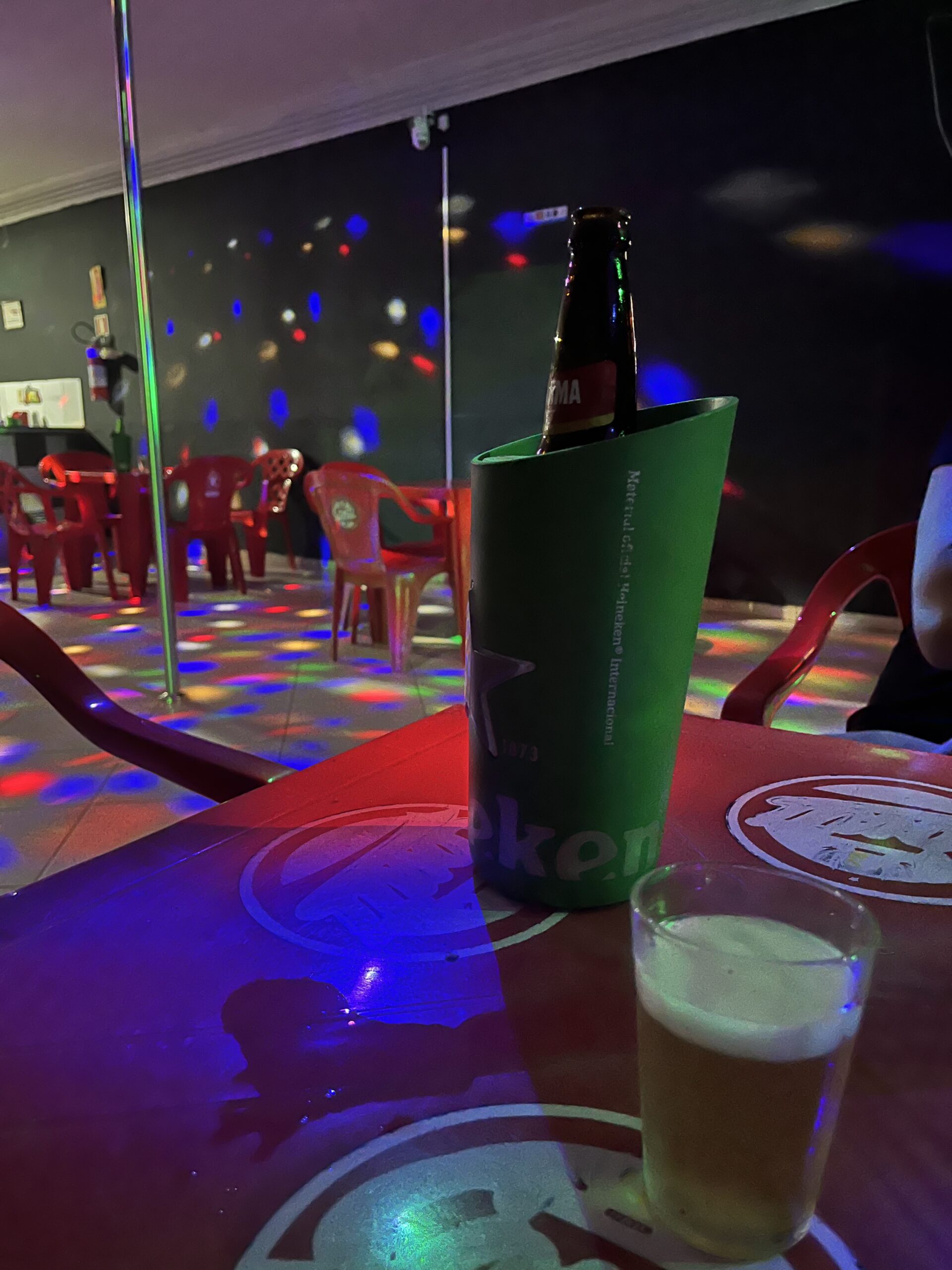 Imagem mesas e cerveja ao centro