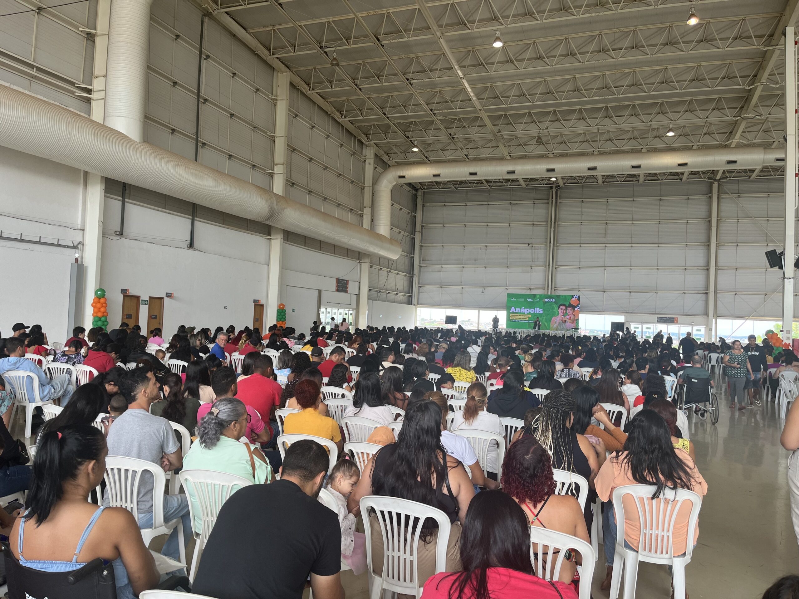 Imagem local lotado pessoas sentadas