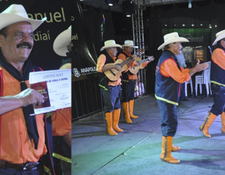 Imagem grupo de homens em apresentação em cima do palco