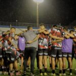 Imagem jogadores abraçados dentro de campo